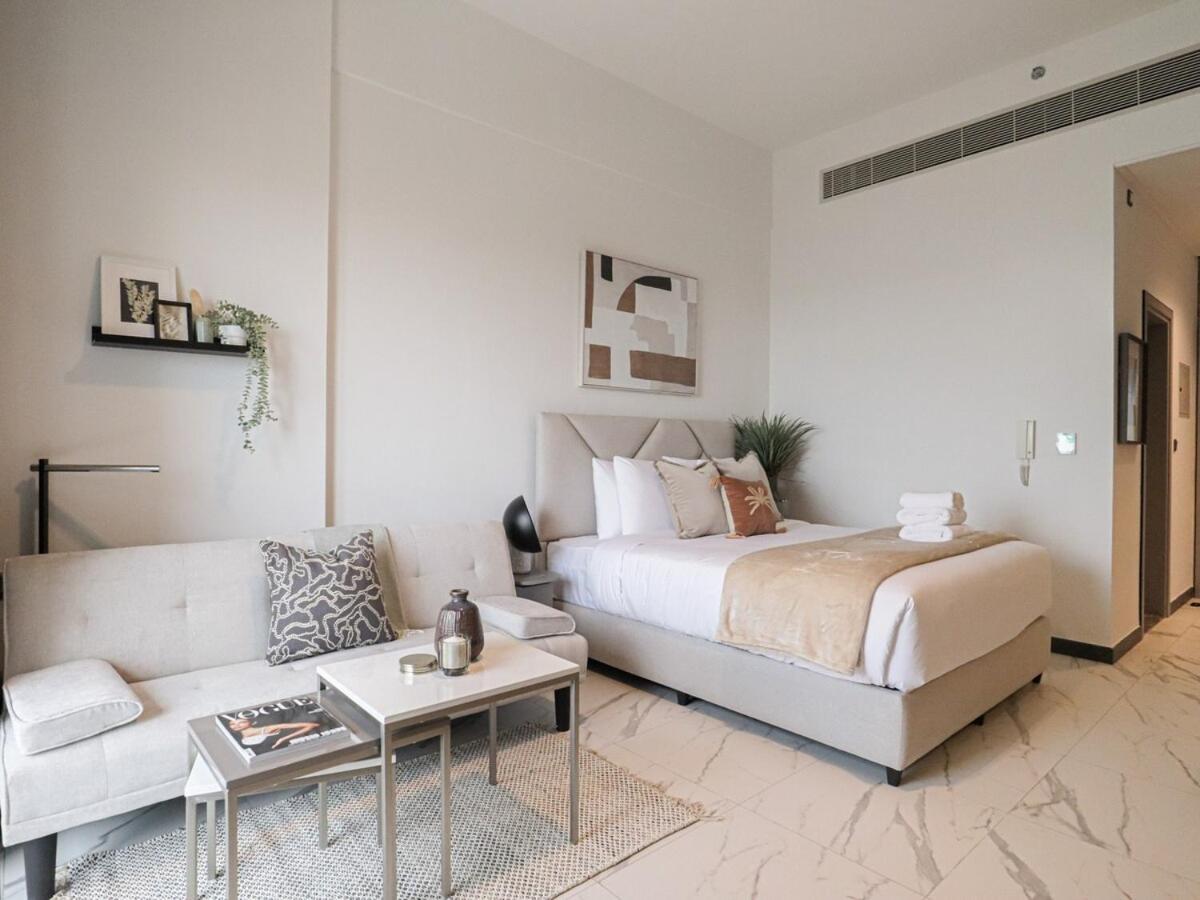 Welhome - Chic With Balcony & Views In Apartment Dubai