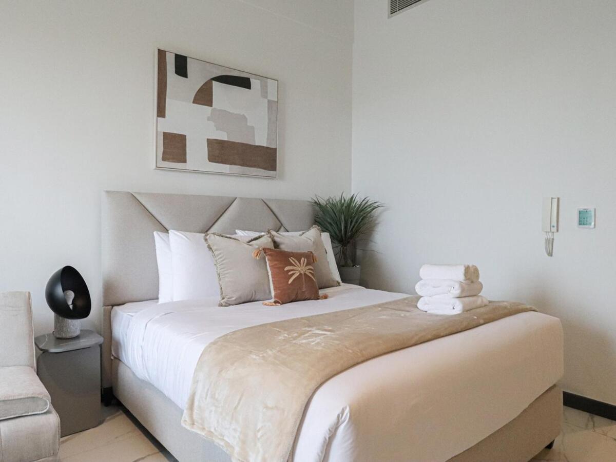 Welhome - Chic With Balcony & Views In Apartment Dubai